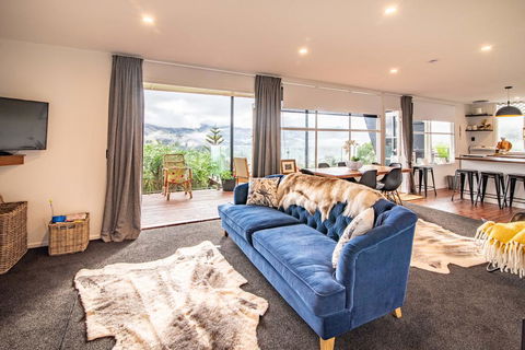 The Grandstand - French Farm Holiday Home - Accommodation New Zealand 2