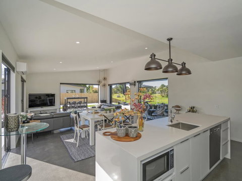 The Honey House - Pauanui Holiday Home - Accommodation New Zealand 1