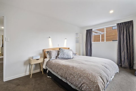 The Manuka Lookout - Wanaka Holiday Home - Accommodation New Zealand 1