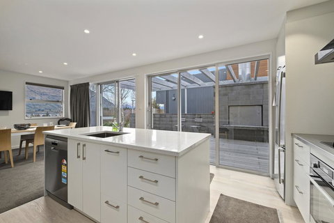 The Manuka Lookout - Wanaka Holiday Home - Accommodation New Zealand 3