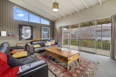 The Manuka Lookout - Wanaka Holiday Home