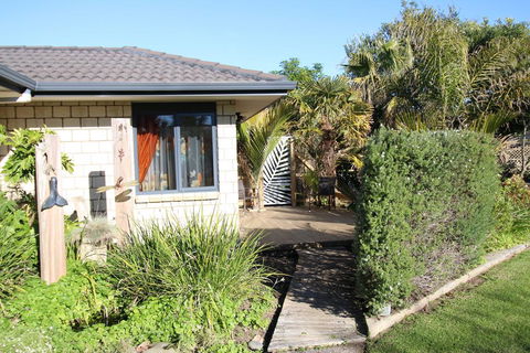 The Red Hen And Dog - Accommodation New Zealand 0