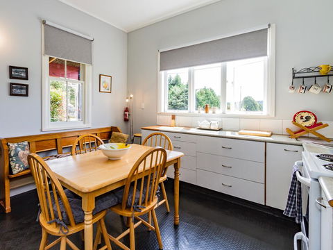 The Red Rooster Cottage - Raurimu Holiday Home - Accommodation New Zealand 3