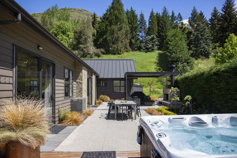 Three Peaks Luxury Villa By MajorDomo - Accommodation New Zealand 3