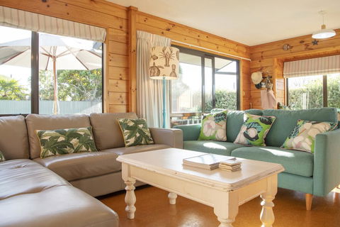 Timeout Cottage - Waimarama Holiday Home - Accommodation New Zealand 1