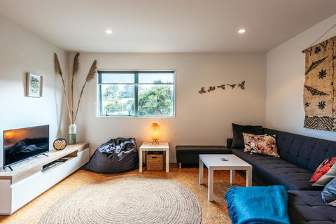 Treetop Retreat - Onetangi Holiday Home - Accommodation New Zealand 1