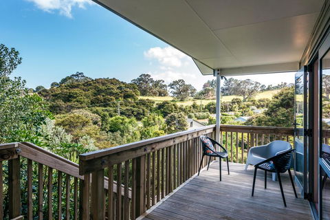 Treetop Retreat - Onetangi Holiday Home - Accommodation New Zealand 0