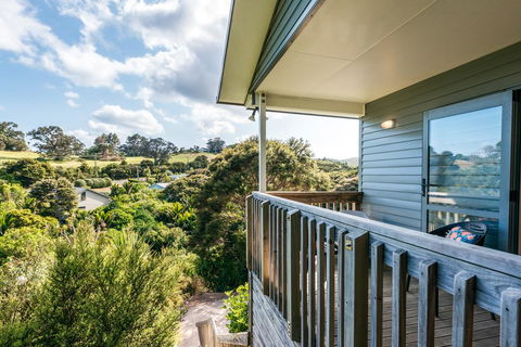 Treetop Retreat - Onetangi Holiday Home - Accommodation New Zealand 3