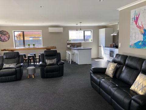 Twizel - Rhoboro Getaway - Modern & Relaxing - Accommodation New Zealand 3