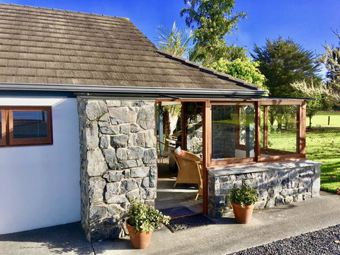 Under The Palm - Charming Cottage In Country Garden - Accommodation New Zealand 1