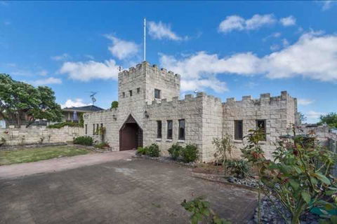 Unique Castle In Auckland - Accommodation New Zealand 3