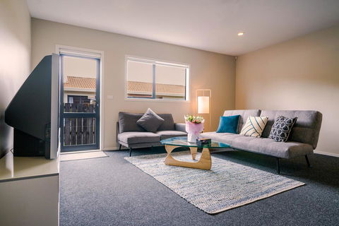 Unsworth Height Exceptional Brand New 3-Bdrm Unit+Parking - Accommodation New Zealand 2