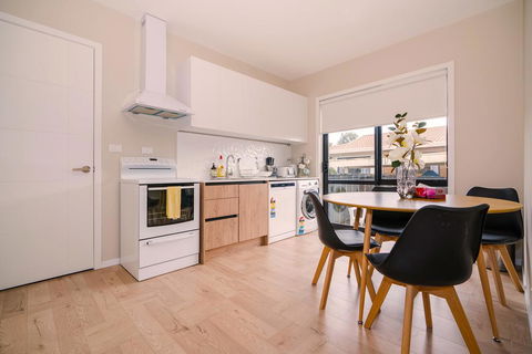 Unsworth Height Exceptional Brand New 3-Bdrm Unit+Parking - Accommodation New Zealand 0