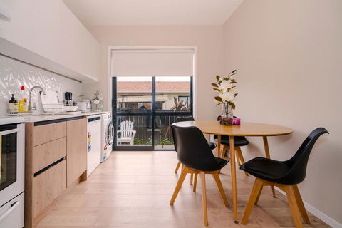 Unsworth Height Exceptional Brand New 3-Bdrm Unit+Parking - Accommodation New Zealand 1