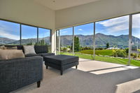 Views over Lake Wanaka at Peninsula Bay