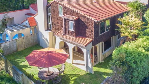 Villa Bush Swimming Pool - Accommodation New Zealand 1