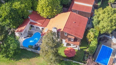 Villa Bush Swimming Pool - Accommodation New Zealand 0