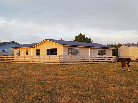 Waihakeke Cottage - Accommodation New Zealand 0