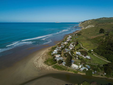 Waipuka - Ocean Beach Holiday Home - Accommodation New Zealand 3