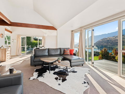 Wakatipu Views - Queenstown Holiday Home - Accommodation New Zealand 0