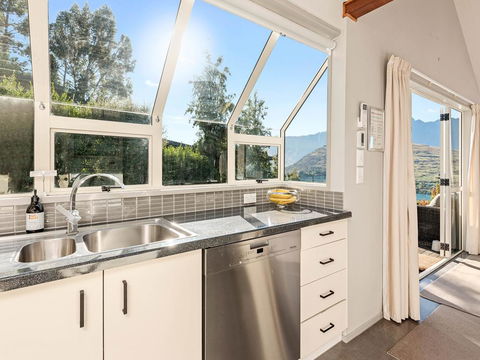 Wakatipu Views - Queenstown Holiday Home - Accommodation New Zealand 2