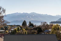 Wanaka Lake walk to town Lake  Mountain Views