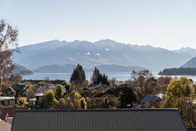 Wanaka Lake Walk To Town, Lake & Mountain Views