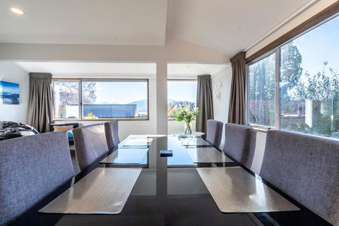 Wanaka Lake Walk To Town, Lake & Mountain Views - Accommodation New Zealand 2