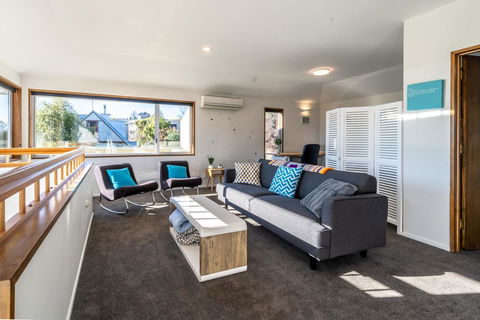 Wanaka Lake Walk To Town, Lake & Mountain Views - Accommodation New Zealand 3