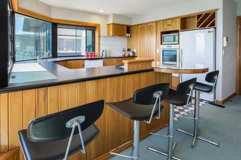 WATERFRONT ON WOOLCOMBE - Accommodation New Zealand 3