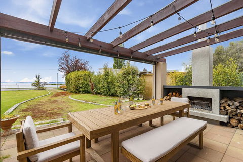 Waters Edge Retreat - Motuoapa Holiday Home - Accommodation New Zealand 0