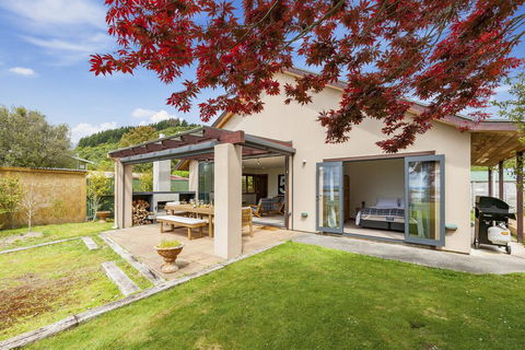 Waters Edge Retreat - Motuoapa Holiday Home - Accommodation New Zealand 3