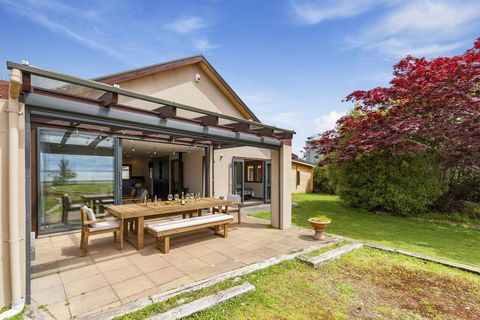 Waters Edge Retreat - Motuoapa Holiday Home - Accommodation New Zealand 1