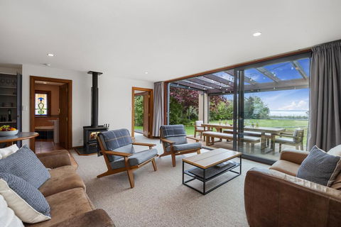 Waters Edge Retreat - Motuoapa Holiday Home - Accommodation New Zealand 2