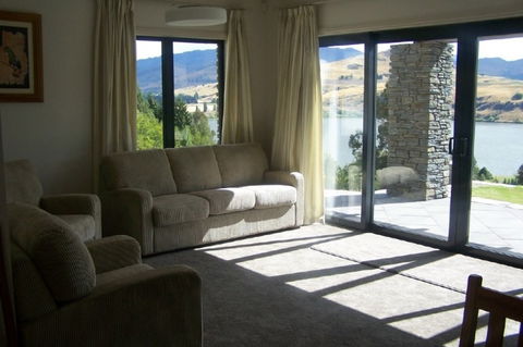 Schist Cottage & Stone Lodge - Accommodation New Zealand 11