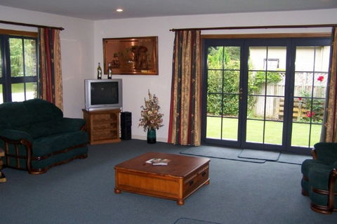 Schist Cottage & Stone Lodge - Accommodation New Zealand 6