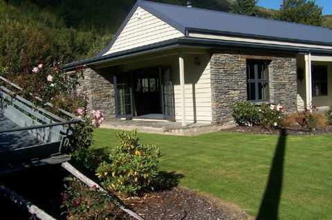 Schist Cottage & Stone Lodge - Accommodation New Zealand 9