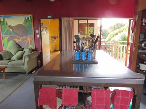 YHA Hokitika, Bridsong Lodge - Accommodation New Zealand 1