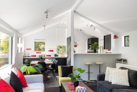 16 Guests In CBD. No Hills. No Taxis. Unique! - Accommodation New Zealand 3