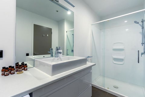 2 BR APT W/ Private Balcony + Netflix Near Spark! - Accommodation New Zealand 3