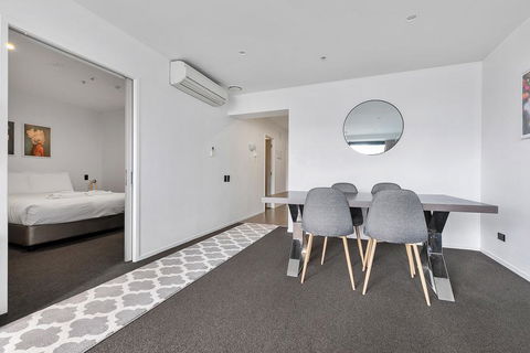 2 BR APT W/ Private Balcony + Netflix Near Spark! - Accommodation New Zealand 1