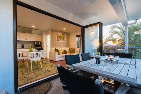 2 LEVEL 2 BEDROOM VILLA W MAGNIFICENT OCEAN VIEWS BEDROOM BALCONY FREE WIFI & POSSIBLY A CHEAP CAR TO RENT - Accommodation New Zealand 3
