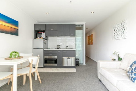 2BR Apartment W/ Balcony, Gym And Parking Access! - Accommodation New Zealand 0