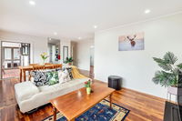 3 Bedrooms Close To Airport - Free Wifi  Netflix
