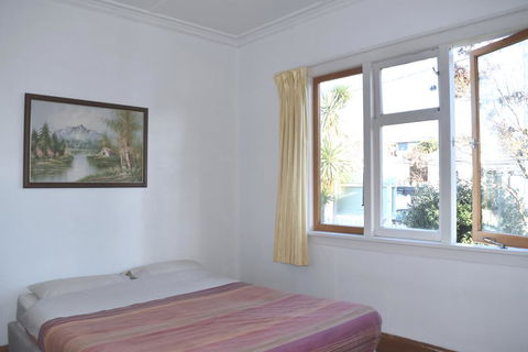 42b College House - Accommodation New Zealand 1
