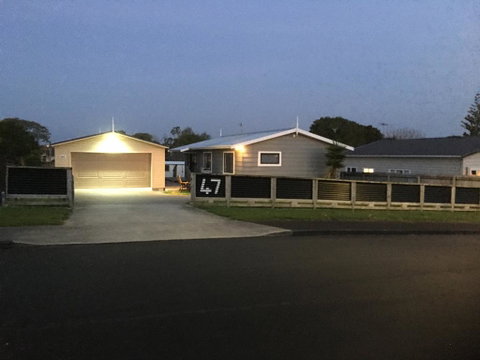 47 Hooper Ave, Pukekohe, Sleeps 13 - Accommodation New Zealand 0
