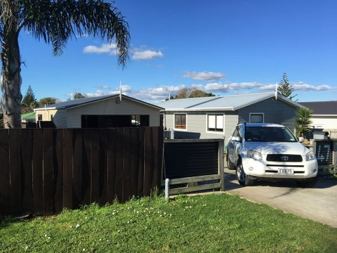 47 Hooper Ave, Pukekohe, Sleeps 13 - Accommodation New Zealand 1