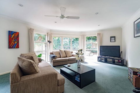 A Colourful Welcome To The Bays And Beaches - Accommodation New Zealand 1