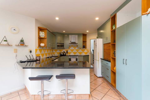 A Colourful Welcome To The Bays And Beaches - Accommodation New Zealand 2