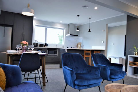 A Designer's House (three Bedroom Holiday House) - Accommodation New Zealand 3